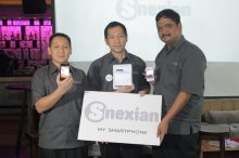 Izak Jenie (right) with other Nexian Selular Group Directors